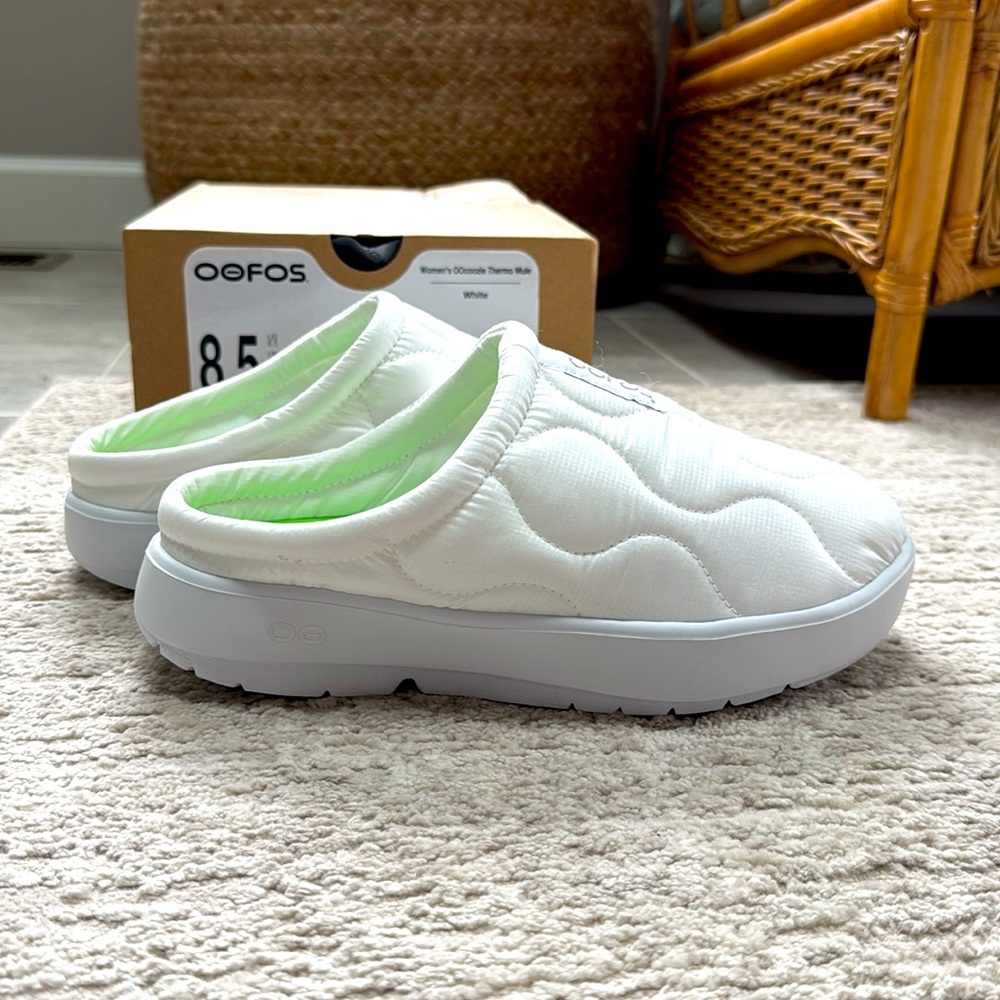 NIB OOFOS Women's OOcoozie Thermo Mule Primaloft Slipper - White- Size 8.5 - Picture 3 of 8